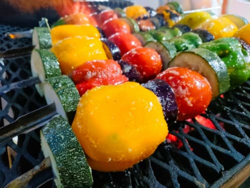 バーベキューで色とりどりの野菜の串焼き