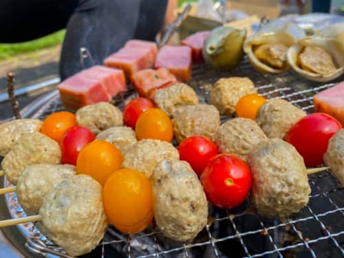 バーベキューで鶏つくねとプチトマトの串焼き