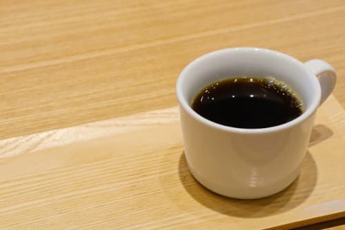 テーブルに置かれた一杯のホットコーヒー