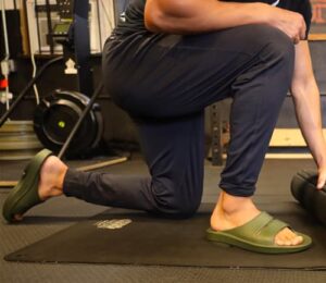 トレーニングの後にリカバリーサンダルを履いてる人