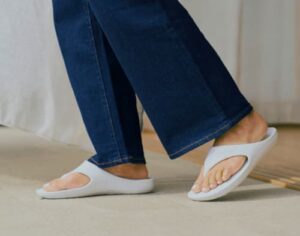 デニムとリカバリーサンダルを履いてる人の足
